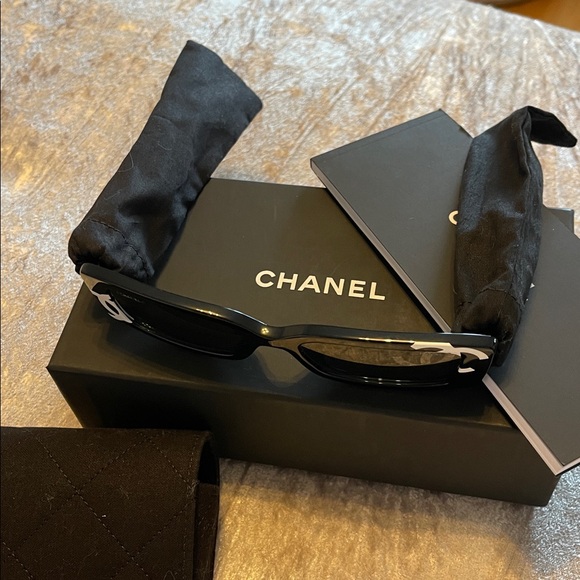 Authentic Chanel sunglasses - Picture 8 of 9